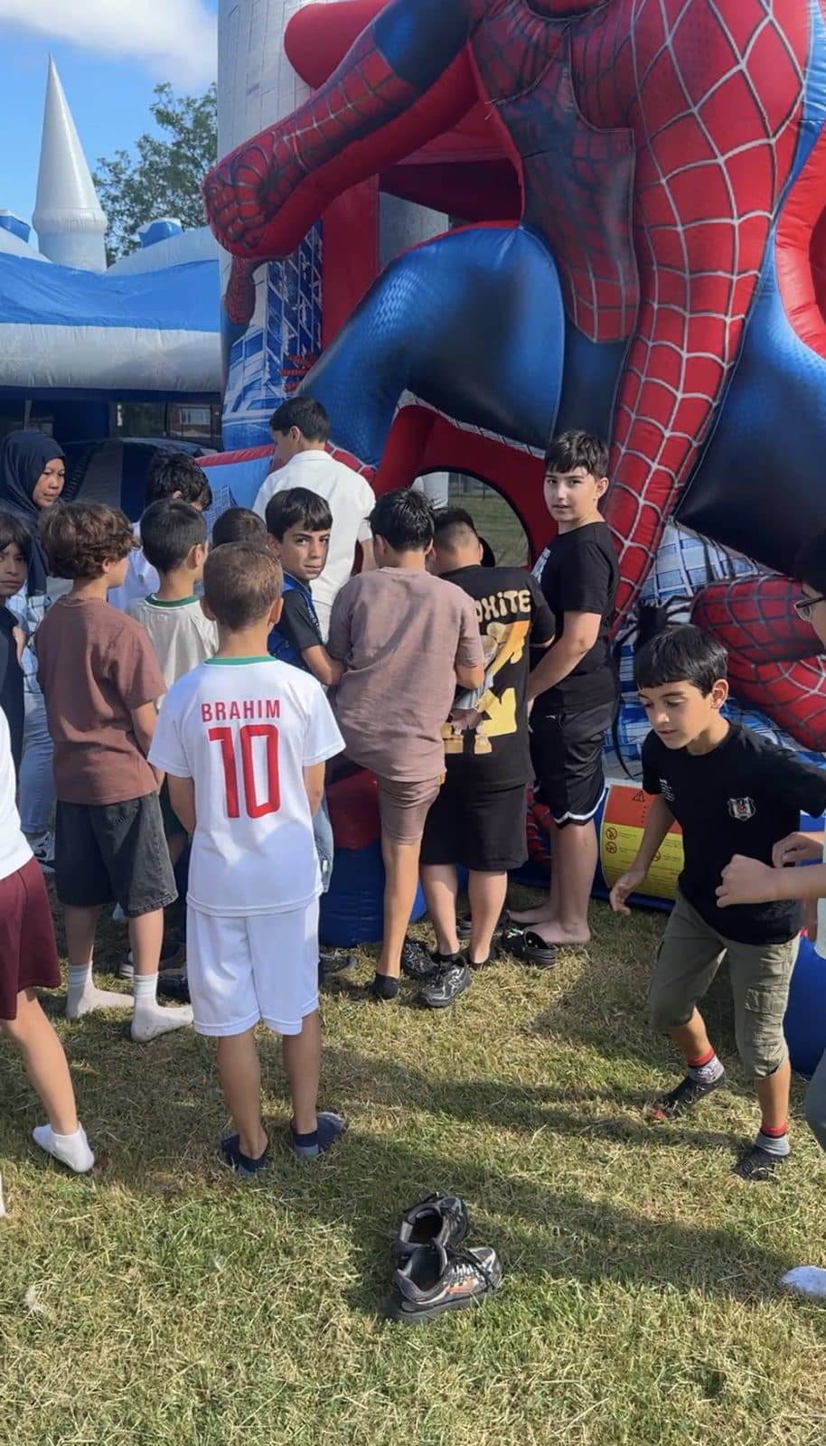 Kinderen spelen bij het Spider-Man springkussen