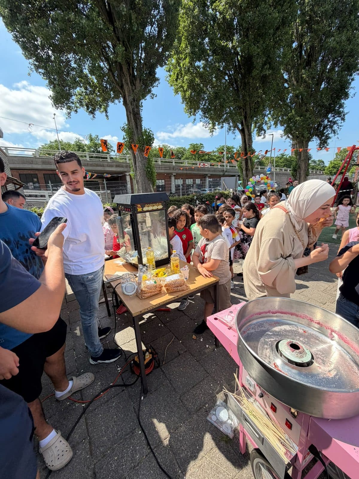 Popcorn- en suikerspinmachine op een buurtfeest